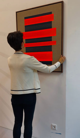 abstraktes Kunstwerk, geometrische Form mit Faden, moderne Kunst