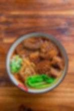 B紅燒琥珀三冠王牛肉麵(牛腩+半筋半肉+牛肚)