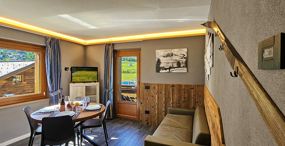 Heller Wohn- und Essbereich mit Balkon und herrlichem Bergblick im Apartment Domenico im Zentrum von Livigno.