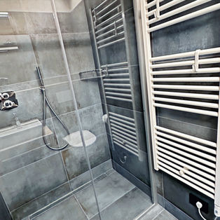 Walk-in shower in a Livigno apartment bathroom with modern finishes