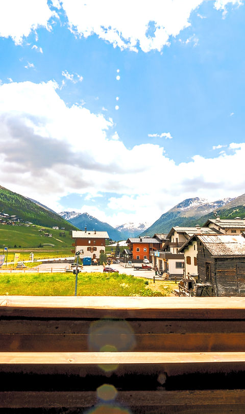 Vista dal balcone appartamento 4 persone a Livigno con montagne e case alpine