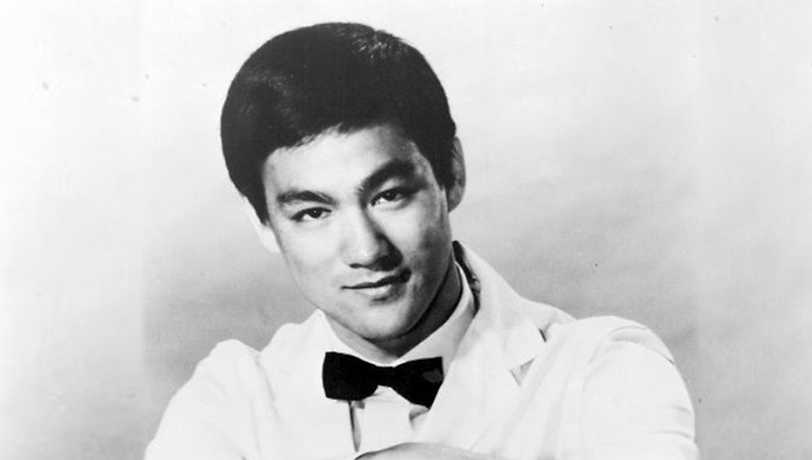 Bruce Lee as Kato 1967 (Cropped and BG extended), by ABC Television, restore by BevinKacon, Public domain, via Wikimedia Commons