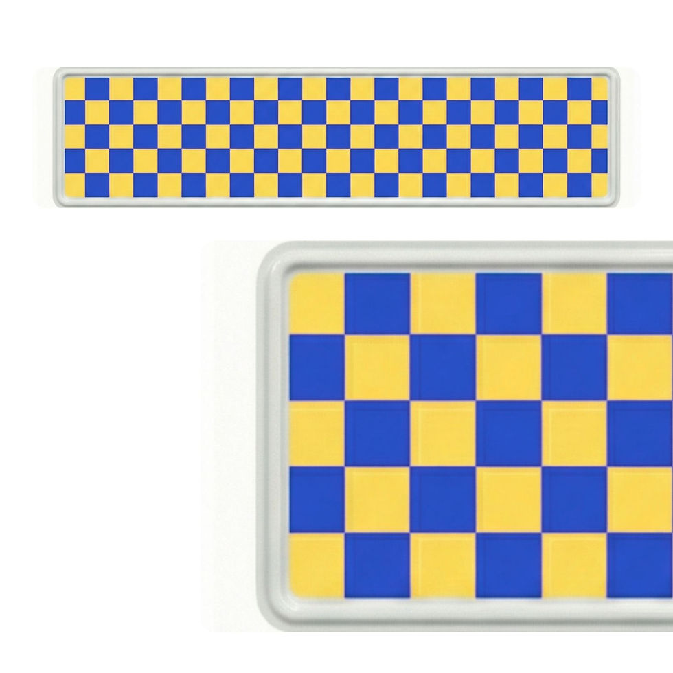 לוחית תצוגה בעיצוב משבצות כחול־צהוב עם כיתוב אישי לבחירה. מתנה ייחודית לבית, לחדר או לרכב תצוגה, מאלומיניום איכותי ועמיד.