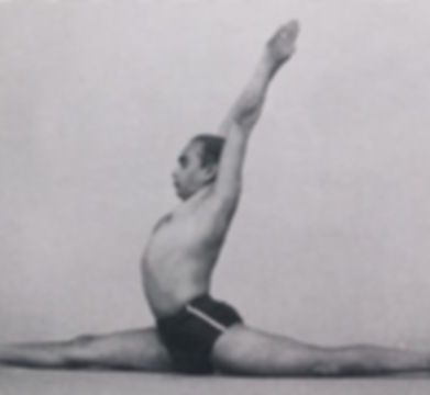 BKS Iyengar übt Hanumanasana.