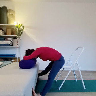 Upavista Konasana unterstützt gesunden, guten Schlaf.