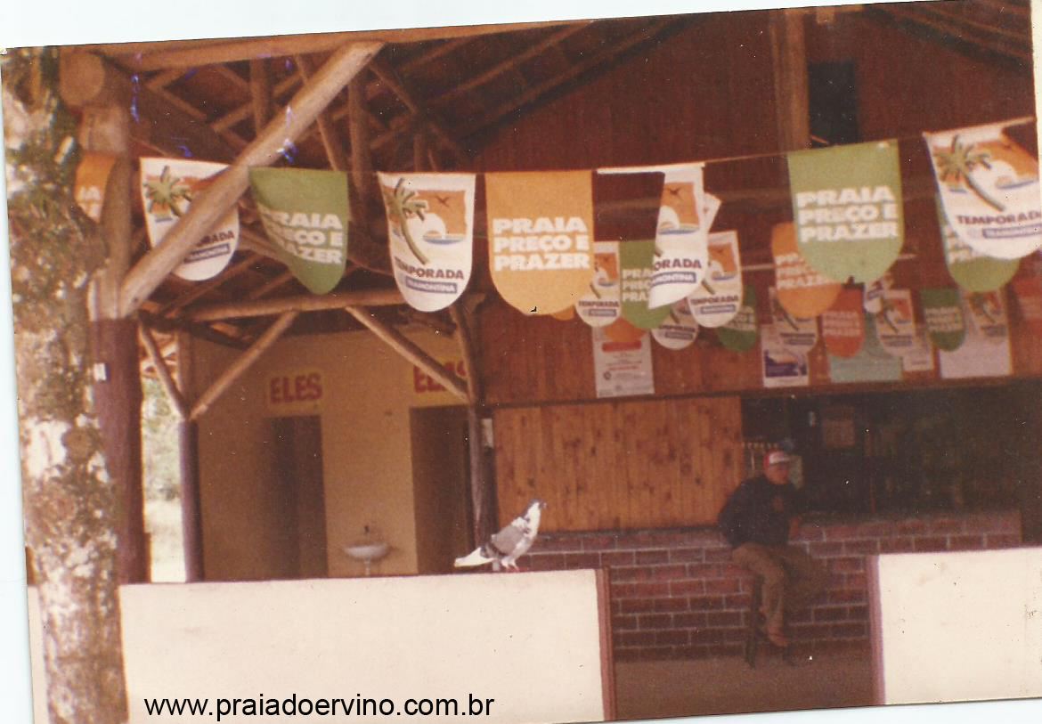 Registro fotográfico antigo mostrando a paisagem da Praia do Ervino