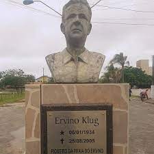 Busto em homenagem a Ervino Klug na Praia do Ervino