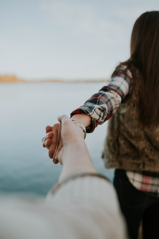 Two people holding hands. Fiona Hewkin Counselling