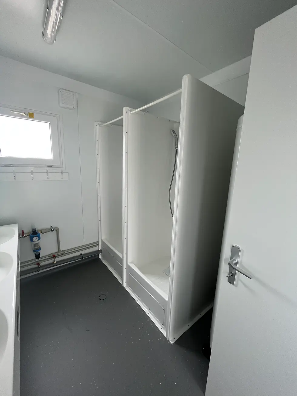max-container-10-ft-buero-container-innen-ansicht-tuer.webp