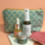 trousse cosmétique pour peaux normales à sèches, hydrolat, sérum, baume lèvres