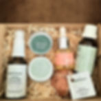 coffret cadeau cosmétique, sérum visage, démaquillant, déodorant, baum main
