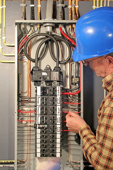 electrician-replacing-electrical-panel_e