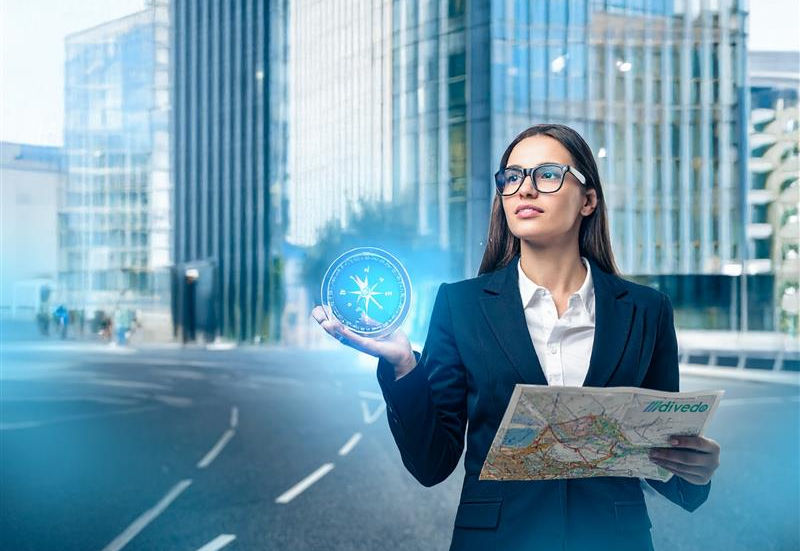 Frau die Tax CMS als Kompass nutzt und die Verfahrensdokumentation als Landkarte