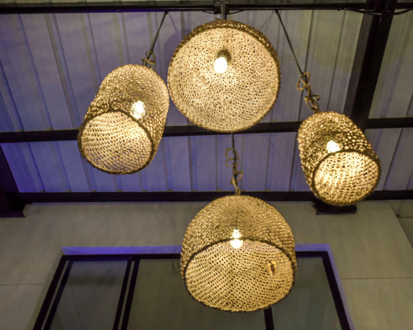 Remodelación Restaurante Manglares , ubicado en frente de acceso vehícular Éxito de la flora, cali valle del cauca.
Remodelación total de fachadas para mayor iluminación y acceso de los clientes, realizada en persiana metálica plegadiza. Barra de atención moderna con iluminación, materas externas con bancas en concreto. Baños y acabados tipo vintage. Cubierta en estructura metálica doble altura en teja UPVC en tubulares de hierro pintados en negro.