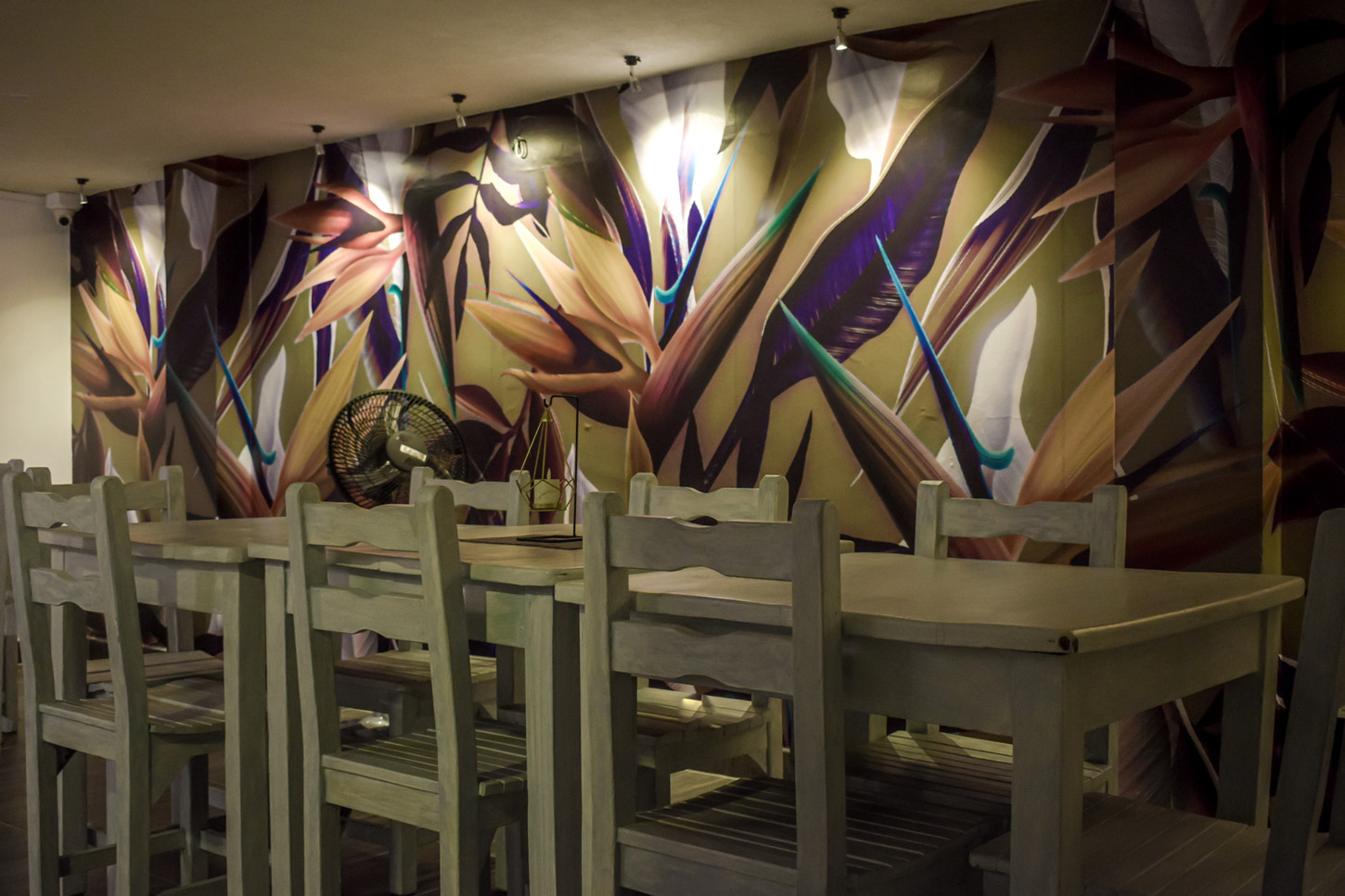 Remodelación Restaurante Manglares , ubicado en frente de acceso vehícular Éxito de la flora, cali valle del cauca.
Remodelación total de fachadas para mayor iluminación y acceso de los clientes, realizada en persiana metálica plegadiza. Barra de atención moderna con iluminación, materas externas con bancas en concreto. Baños y acabados tipo vintage. Cubierta en estructura metálica doble altura en teja UPVC en tubulares de hierro pintados en negro.