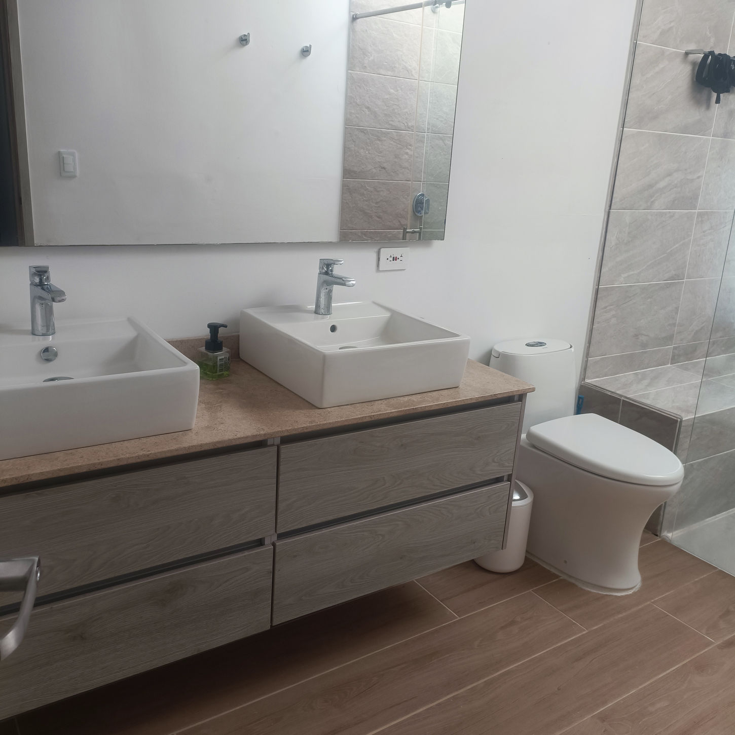 En el corazón del hermoso Lago Calima, diseñamos y construimos viviendas de ensueño con estructuras metálicas de alta calidad. Nuestro enfoque combina modernidad, confort y funcionalidad para crear espacios únicos que se adaptan a tus necesidades.

Imagina tu hogar rodeado de la naturaleza impresionante del Lago Calima, con acabados de lujo que incluyen jacuzzi para relajarte, chimenea para disfrutar noches cálidas y diseños arquitectónicos modernos que maximizan la iluminación y el espacio.

Nuestros proyectos destacan por:

    Estructuras metálicas de alta resistencia, ideales para climas exigentes.
    Diseño personalizado, adaptado a tus ideas y presupuesto.
    Espacios optimizados, funcionales y estéticamente innovadores.
    Construcción sostenible, respetando el entorno natural.

Haz realidad tu proyecto de vivienda en uno de los destinos más exclusivos de Colombia. Contáctanos y convierte tu visión en un hogar que inspire tranquilidad, lujo y conexión con la naturaleza.

Construcciones Matiz y Asociados – Innovación y calidad en cada detalle.

✨ Cotiza tu proyecto hoy mismo y comienza a vivir tu sueño en el Lago Calima. 🌿