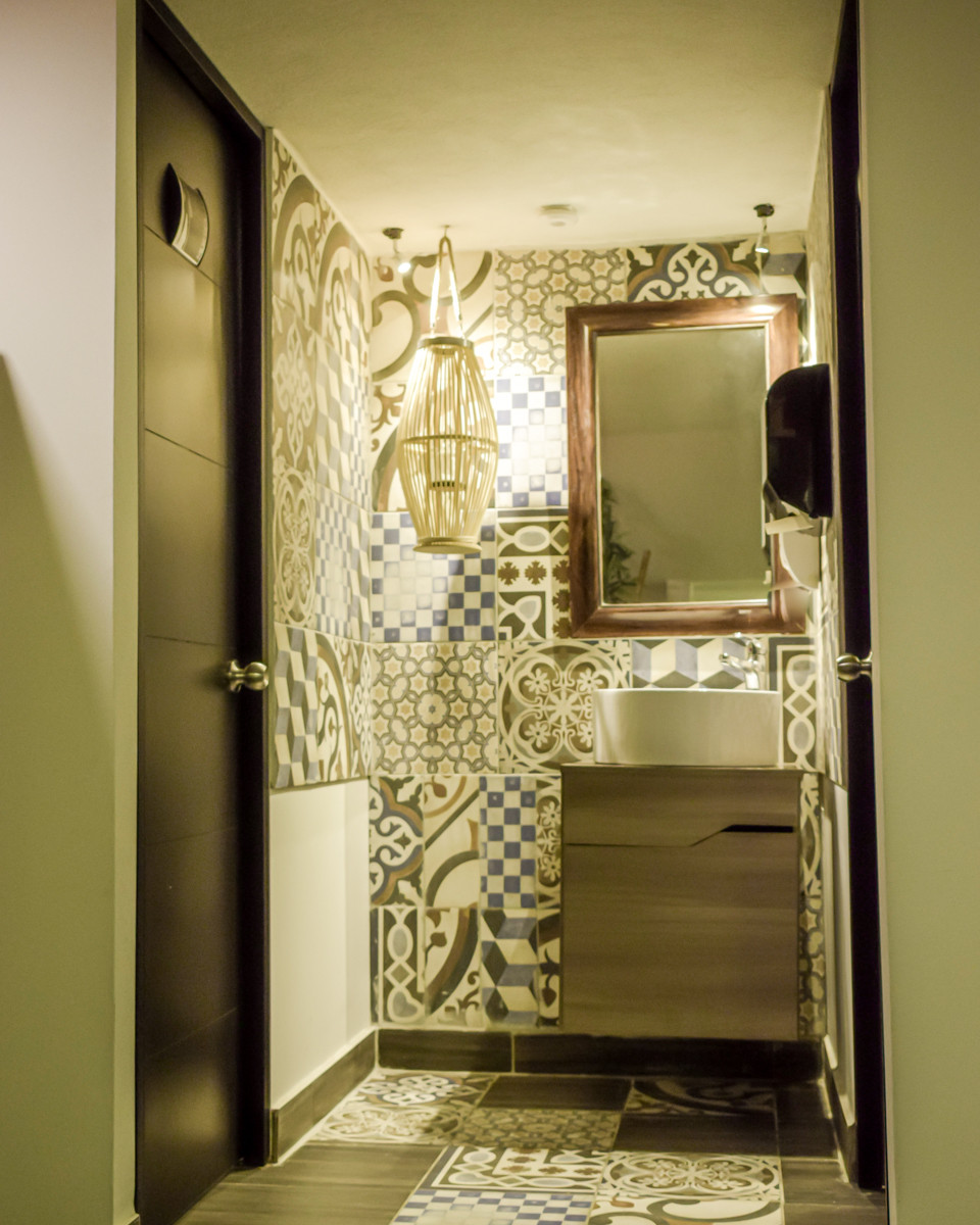 Remodelación Restaurante Manglares , ubicado en frente de acceso vehícular Éxito de la flora, cali valle del cauca.
Remodelación total de fachadas para mayor iluminación y acceso de los clientes, realizada en persiana metálica plegadiza. Barra de atención moderna con iluminación, materas externas con bancas en concreto. Baños y acabados tipo vintage. Cubierta en estructura metálica doble altura en teja UPVC en tubulares de hierro pintados en negro.