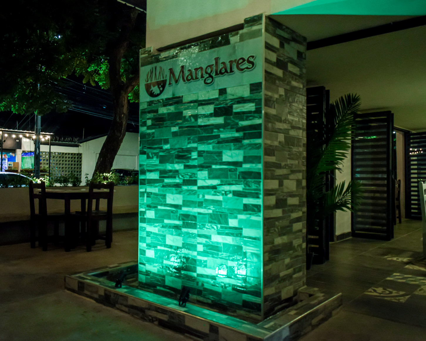 Remodelación Restaurante Manglares , ubicado en frente de acceso vehícular Éxito de la flora, cali valle del cauca.
Remodelación total de fachadas para mayor iluminación y acceso de los clientes, realizada en persiana metálica plegadiza. Barra de atención moderna con iluminación, materas externas con bancas en concreto. Baños y acabados tipo vintage. Cubierta en estructura metálica doble altura en teja UPVC en tubulares de hierro pintados en negro.
