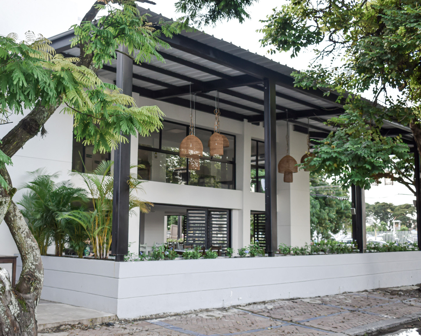Remodelación Restaurante Manglares , ubicado en frente de acceso vehícular Éxito de la flora, cali valle del cauca.
Remodelación total de fachadas para mayor iluminación y acceso de los clientes, realizada en persiana metálica plegadiza. Barra de atención moderna con iluminación, materas externas con bancas en concreto. Baños y acabados tipo vintage. Cubierta en estructura metálica doble altura en teja UPVC en tubulares de hierro pintados en negro.