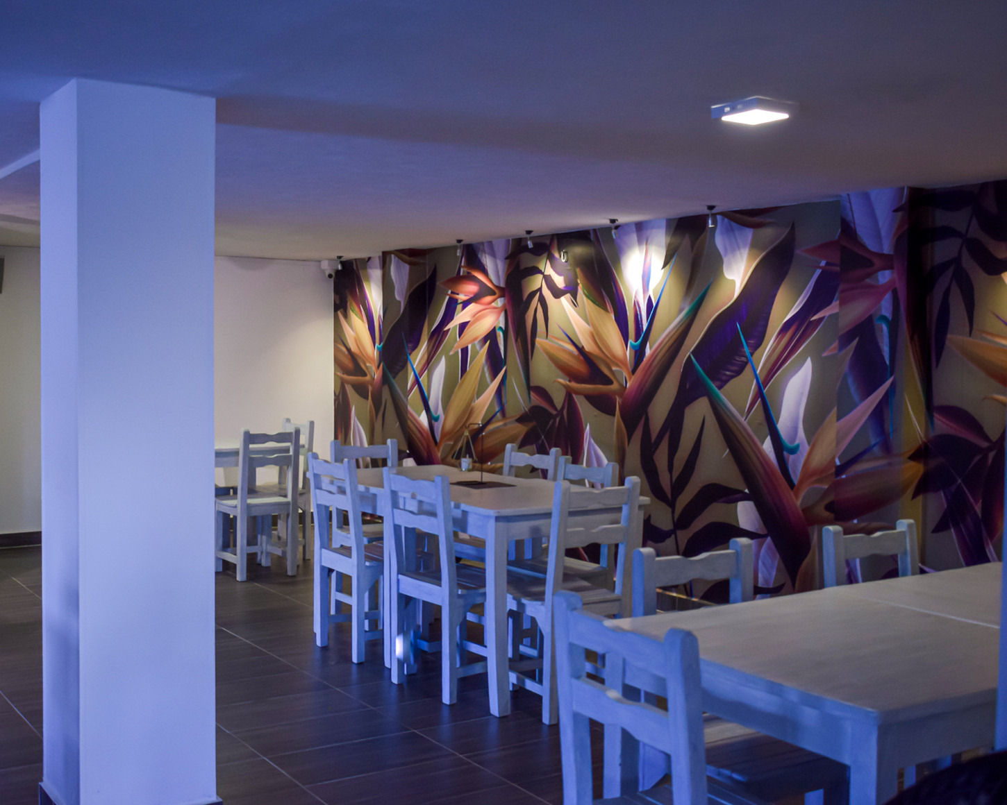 Remodelación Restaurante Manglares , ubicado en frente de acceso vehícular Éxito de la flora, cali valle del cauca.
Remodelación total de fachadas para mayor iluminación y acceso de los clientes, realizada en persiana metálica plegadiza. Barra de atención moderna con iluminación, materas externas con bancas en concreto. Baños y acabados tipo vintage. Cubierta en estructura metálica doble altura en teja UPVC en tubulares de hierro pintados en negro.