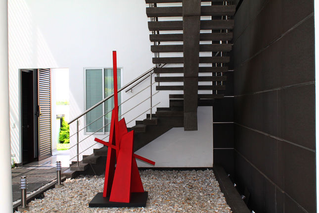 Jardin interior en doble altura, illuminado y ventilado naturalmente gracias a persiana tipo hunter douglas, muro lloron a un costado de la escalera y decorado central con escultura metalica realizada por construmatiz. Ubicada en Jamundi valle del cauca.
Vivienda unifamiliar en Condominio Verde Horizonte, Jamundi Valle del Cauca, área construida casa  500 m2.  diseñada a gusto y necesidad del cliente, cuenta con amplios espacios para esparcimiento, sala, comedor, 5 habitaciones, baños privados, zonas verdes, fuente de agua tipo muro llorón, jacuzzi, baño turco, vestier, parqueadero privado, cuarto estudio, entre otros.