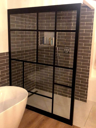 Verrière design sur mesure en métal noir pour séparer la douche de la baignoire