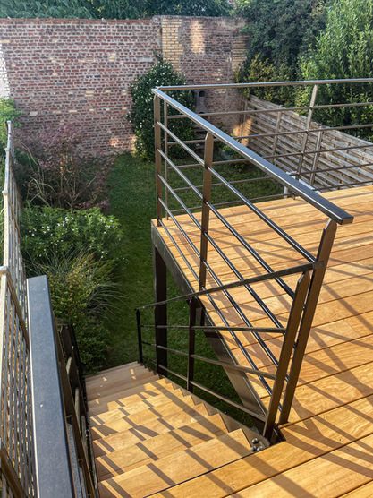 Escalier extérieur en bois avec garde-corps en métal à Dunkerque, vue sur jardin