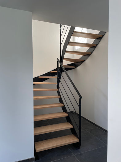 Escalier balancé métal et bois, en bois et métal, intérieur de maison moderne, Atelier Arnaud Pean