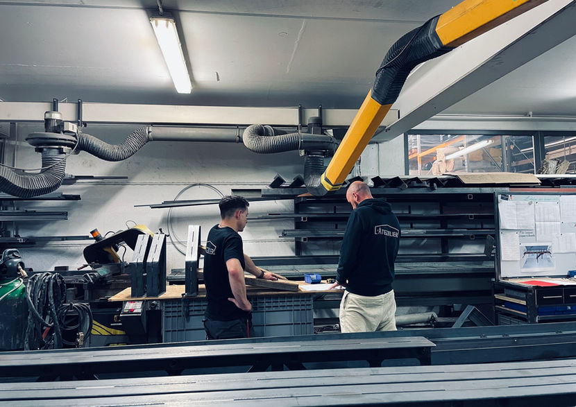 François et Arnaud travaillent sur un projet de ferronnerie dans  l'Atelier Arnaud Pean 