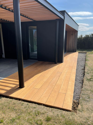 pergola métallique avec ventelles en bois exotique en persiennes pour ombrage et luminosité, terrasse assortie, structure thermolaquée noir mat