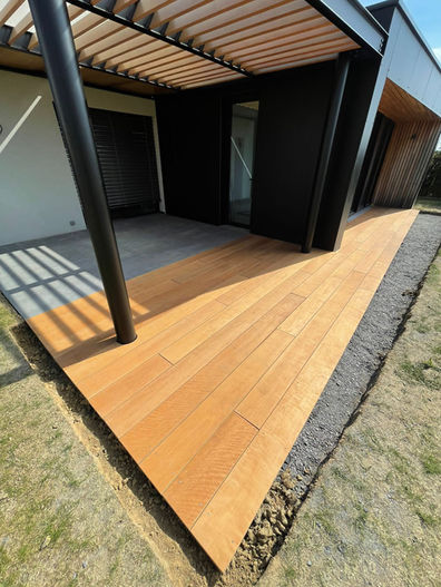 pergola métallique avec ventelles en bois exotique en persiennes pour ombrage et luminosité, terrasse assortie, structure thermolaquée noir mat