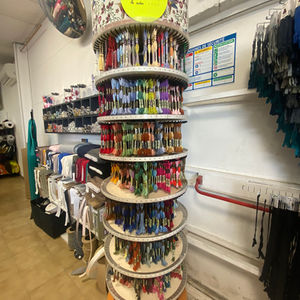 Carrousel de fils à broder de toutes les couleurs