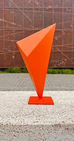 Sculpture Tétraèdre Orange exposée en extérieur