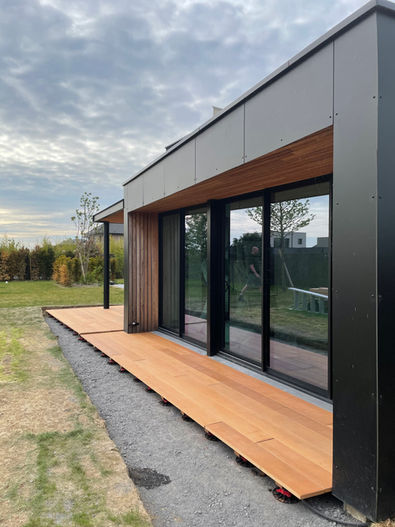 pergola métallique avec ventelles en bois exotique en persiennes pour ombrage et luminosité, terrasse assortie, structure thermolaquée noir mat