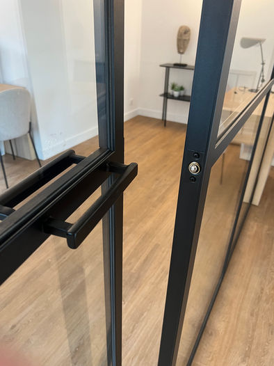 Bureau d'agence immobilière avec verrière en métal noir