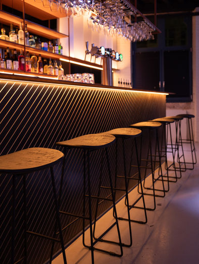 chaises de bar en bois et métal pour le Bar Maloot à Lille
