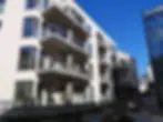 Moderne leilighetsbygg med balkonger med glassrekkverk