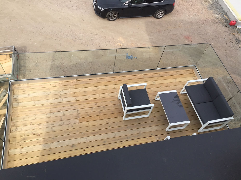 Terrasse med glassrekkverk sett ovenfra