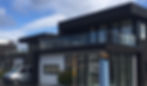 Moderne enebolig med rekkverk i glass