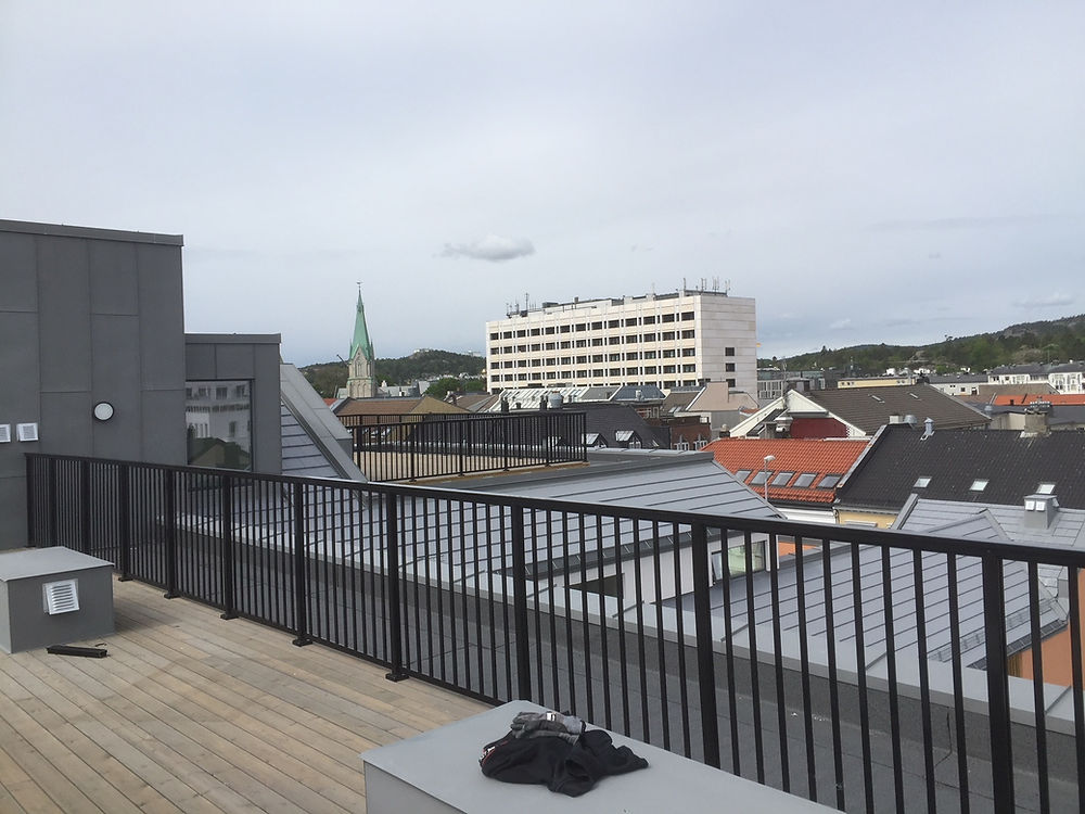 Utsikt over byen med stålrekkverk i fronten