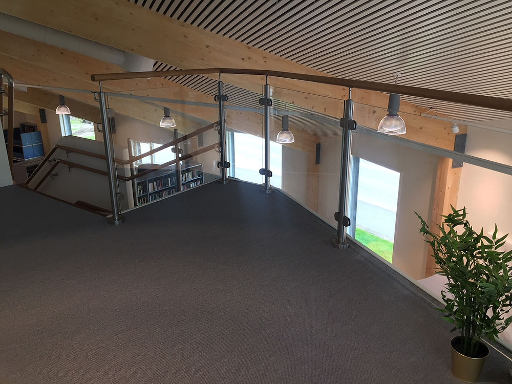 Glassrekkverk inne på et bibliotek
