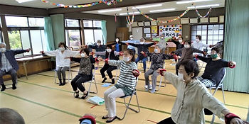 元気くらぶで体操を楽しむ高齢者