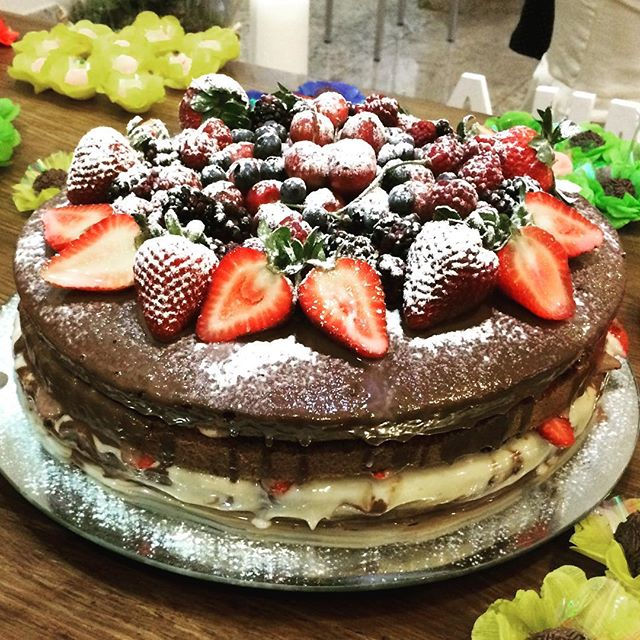 Naked cake de chocolate com frutas silvestres