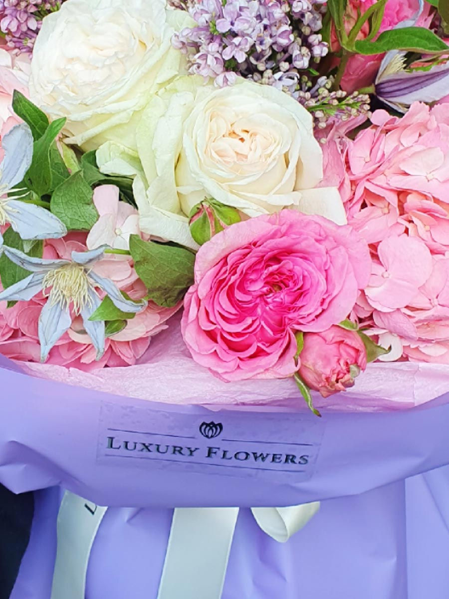 Букет з гортензій, троянд, бузка і клематису