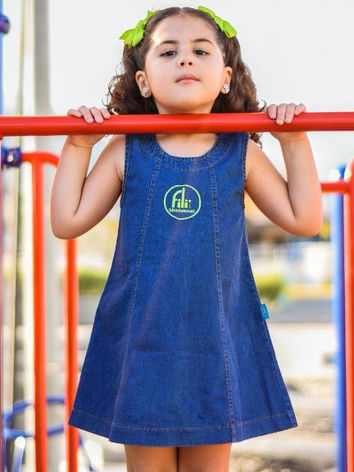 Niña con vestido de kinder de mezclilla de Miniformes