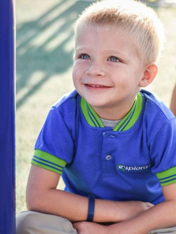 Niño usando uniforme escolar azul de Miniformes
