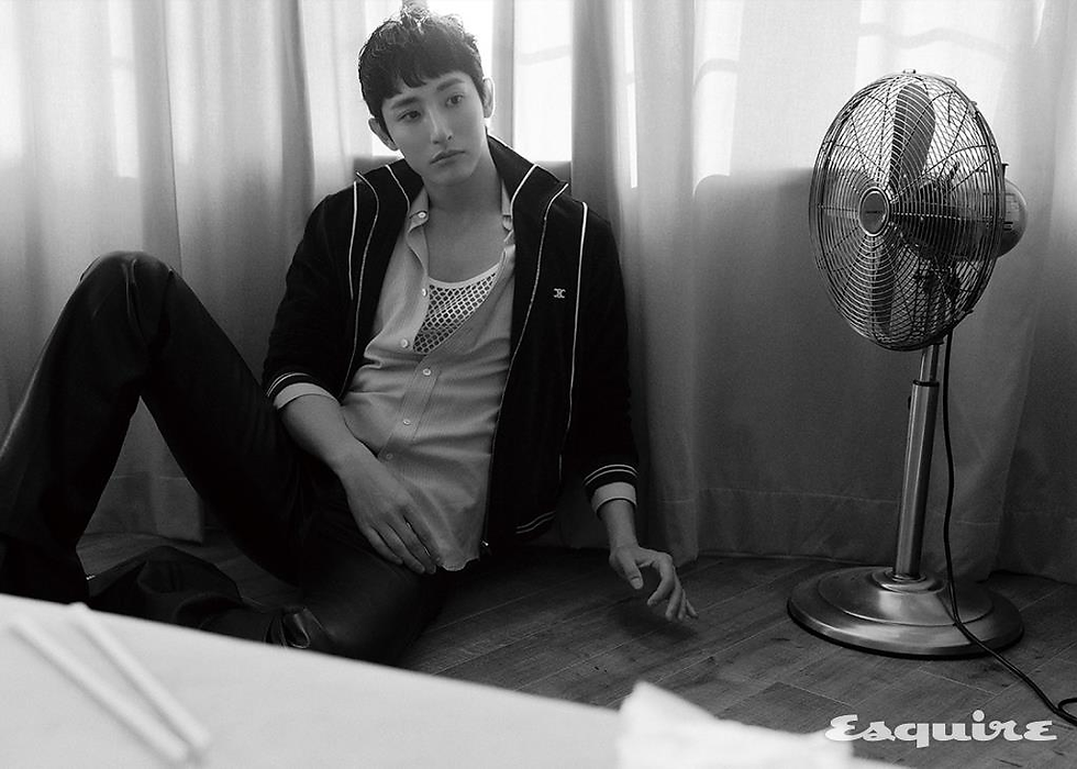 La veste, la chemise, le haut et le pantalon sont tous de marque Céline.