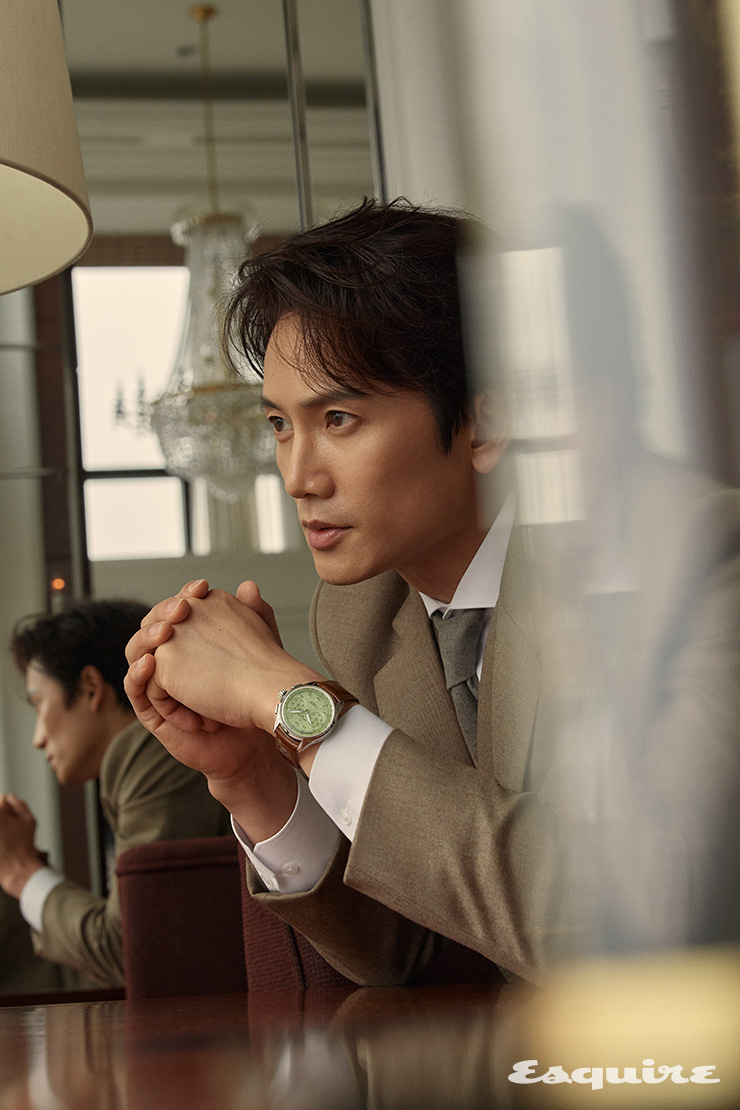 Le temps de l’acteur Ji Sung, avec Breitling, s’écoule avec audace et élégance.