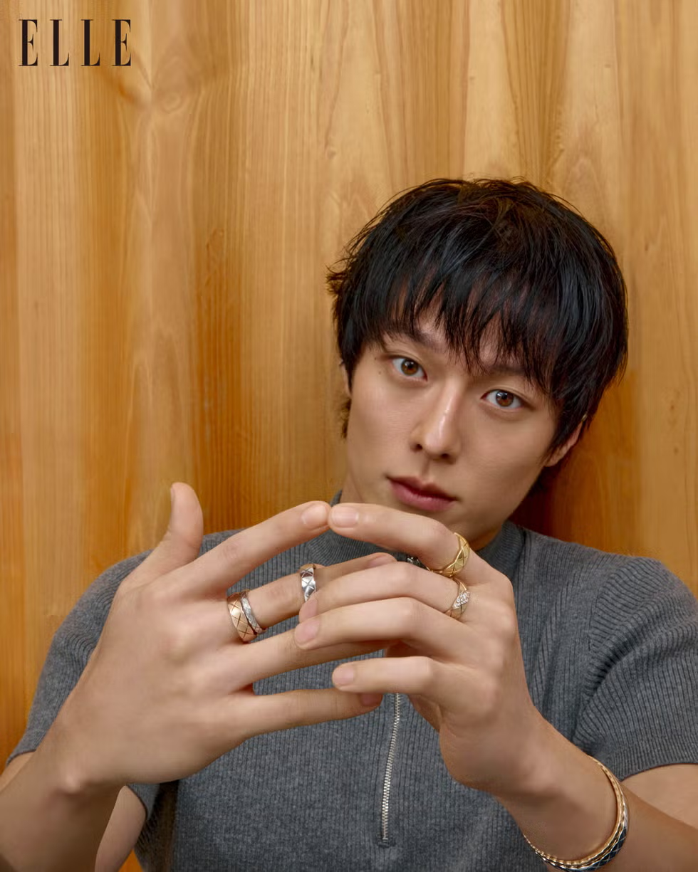 ELLE TAIWAN Haut gris à manches courtes, bas blancs (personnels de la styliste) ; manchettes d'oreilles COCO CRUSH en or blanc 18 carats avec diamants et or beige 18 carats, manchette d'oreille simple, bracelet, bracelet fin, petite bague, bague fine (TOUS DE CHANEL).