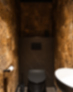 Sanitaires de l'inoubliable avec effet léopard, robinetterie et wc noires mat